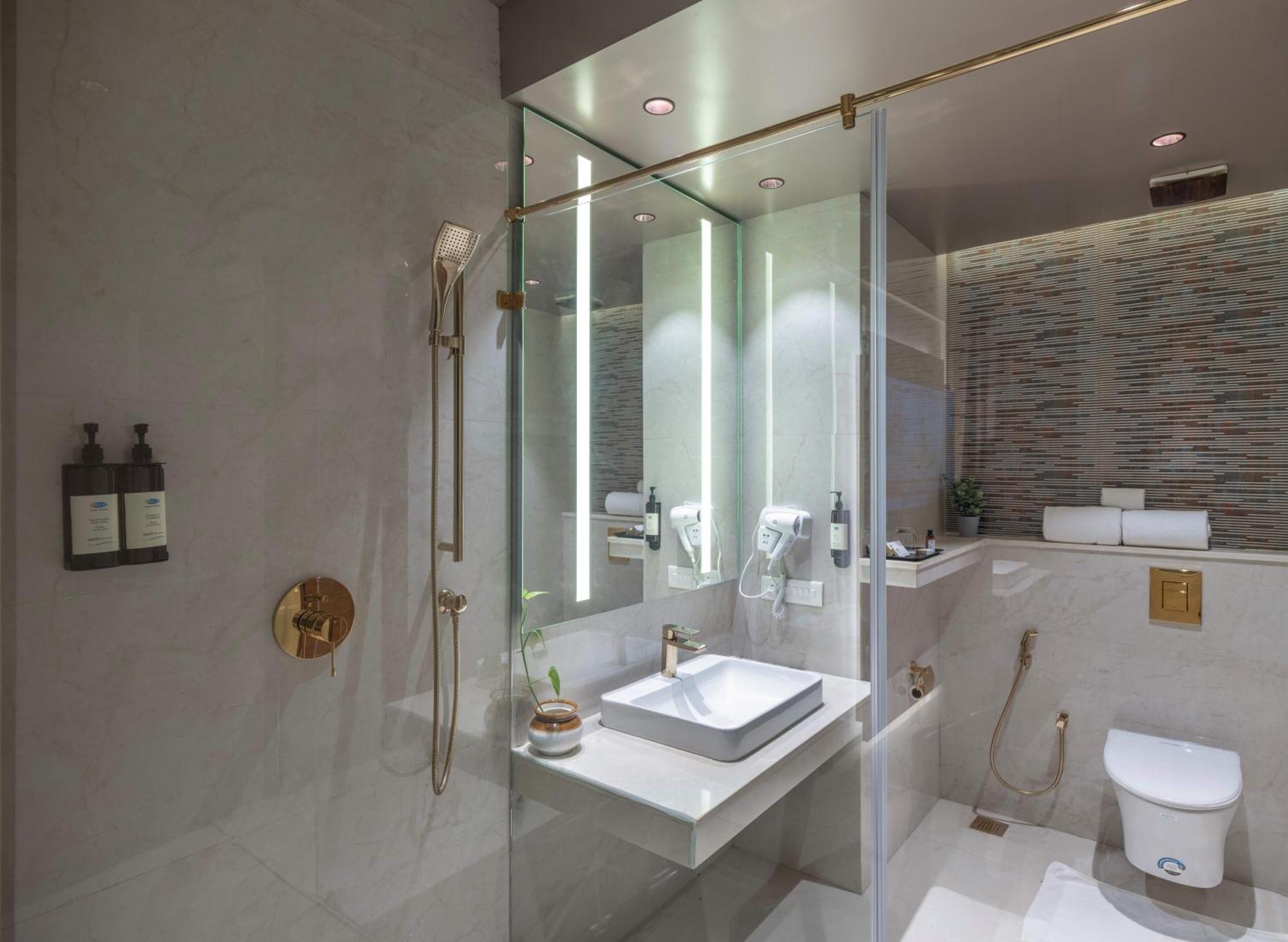 Uday Suites - The Airport Hotel Thiruvananthapuram Luaran gambar